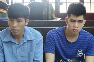 Nhóm ném đá, đập phá xe cảnh sát hầu tòa