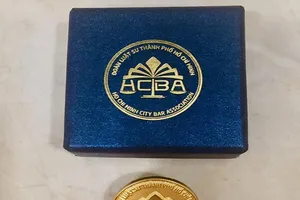 Đoàn Luật sư TP.HCM tặng huy hiệu cho luật sư thành viên