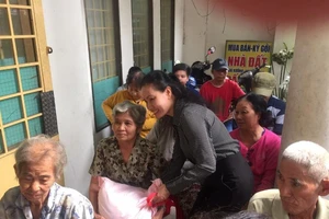 Đại biểu Quốc hội TP.HCM tặng quà tết cho hộ nghèo, khó khăn 