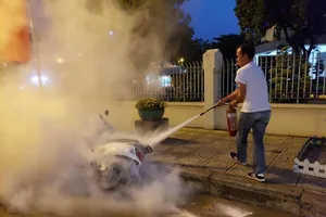 Xe máy bốc cháy, bảo vệ trụ sở quận kịp giúp bà bầu