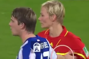 Clip nữ trọng tài bị 'tai nạn', phục vụ quán bị sàm sỡ nổi bật nhất tuần qua