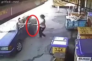 Cô gái thoát chết trong gang tấc khi lốp xe bất ngờ lao đến 