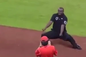 Clip anh chàng bảo vệ “quẩy” cực sung cùng linh vật