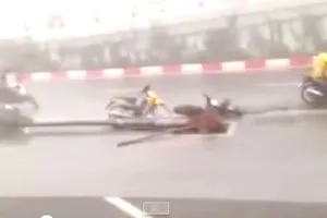 Video cơn giông kinh hoàng ở Hà Nội chiều ngày 13-6