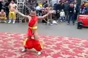 Chảy nước mắt với màn lộn nhào tụt cả quần của chú bé mãi võ