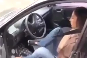 Clip: Phi thường cô gái không tay lái ô tô bằng chân 