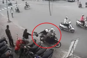 Clip: Cướp leo vỉa hè giật giỏ xách trước mắt bảo vệ