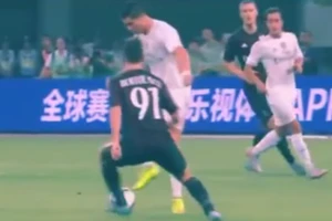 Ronaldo phô diễn kỹ thật chuyền bóng không cần nhìn