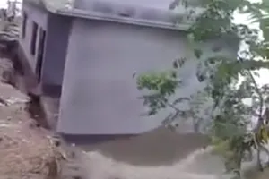 Clip ngôi nhà bị nhấn chìm trong biển nước 