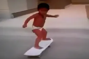 Clip bé 2 tuổi trượt ván siêu đẳng