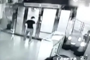 Clip sức ép của vụ nổ ở Thiên Tân thổi bay cửa kính và người