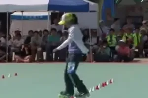 Clip cô gái biểu diễn trượt patin điêu luyện