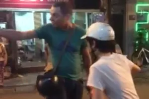 Clip khách Tây chặn xe cô gái chạy vào phố đi bộ ở Hà Nội