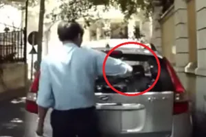 Clip bảo vệ lén bẻ cần gạt nước ô tô rồi vứt đi