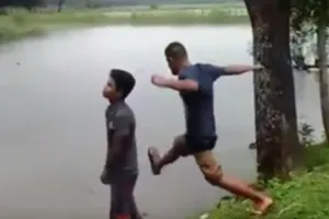 Clip: Chàng trai té ao vì cố tình đạp bạn