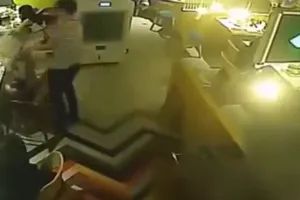 Clip: Cô gái bị người phục vụ đổ nước sôi lên đầu 