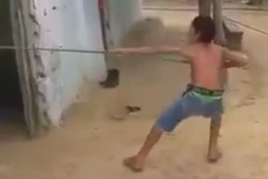 Clip: Bất ngờ với quả lừa hài hước của chú bé