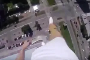 Clip: Thanh niên đùa giỡn với tử thần trên tòa nhà cao 40 tầng