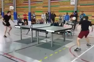 Clip: Chơi bóng bàn chỉ bằng đầu