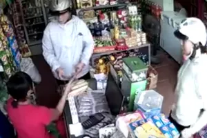 Người phụ nữ giấu tiền 'nhanh như cắt' trước mặt chủ cửa hàng