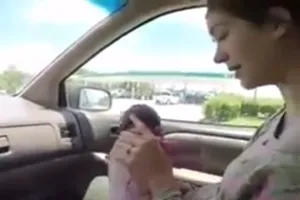 Clip: Cô gái chuyển dạ, sinh con ngay trong ôtô