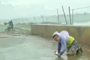 Kinh hoàng cơn lốc cao 100 m xuất hiện trong cơn bão Mujigae