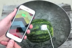 Clip: Sạc pin cho iPhone bằng... dưa hấu 