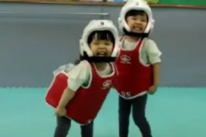 Trận đấu võ siêu dễ thương giữa 2 bé gái