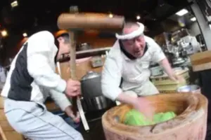 Màn phối hợp nhào bột bằng búa và tay với tốc độ kinh hoàng