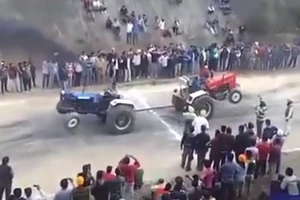 Clip: Cuộc thi kéo co hài hước của những chiếc máy cày 