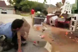 Đang quay clip hấp dẫn bị ô tô phá nát mô hình