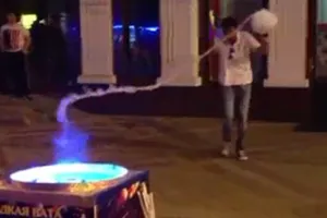 Màn trình diễn bán kẹo bông trên đường phố đẹp mê hồn