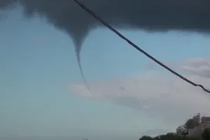 Clip: Kỳ thú cảnh vòi rồng hút nước biển lên trời