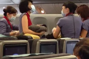 Clip cô gái vượt cạn trên máy bay ở độ cao 10.000 m hot nhất