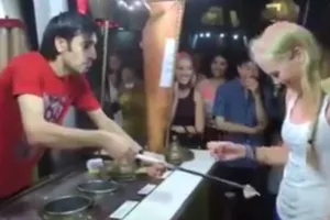 Bật cười với hành động của chàng bán kem vui tính