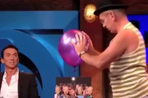 Clip: Màn biểu diễn kịch câm hết sức điêu luyện với quả bóng