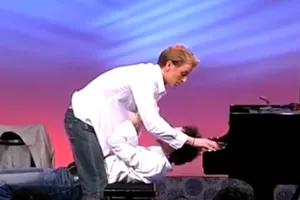 Bật cười xem hai chàng trai vừa chơi piano vừa thay quần áo 