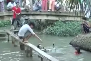 Clip: Cuộc thi đạp xe qua cầu siêu khó khăn