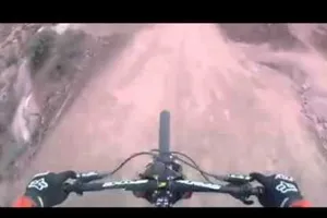 Clip: Thót tim với cuộc thi xe đạp địa hình quay bằng camera hành trình