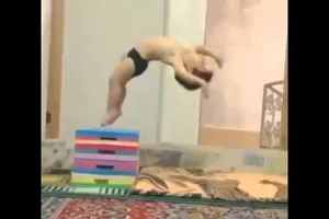 Trố mắt nhìn bé hai tuổi thực hiện động tác nhào lộn siêu khó