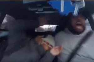 Clip: Chú bé bị bầm dập vì gặp tài xế cuồng âm nhạc 