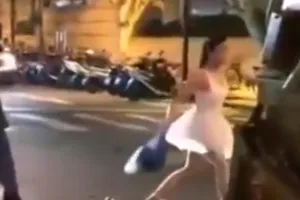 Clip: Cô gái vừa đổ rác vừa múa ba lê