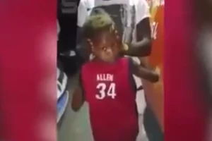 Clip: Cậu bé có khả năng quay đầu ra sau lưng