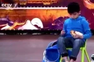 Clip: Chú bé có khả năng xếp rubik bằng chân và tay