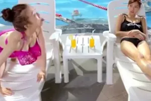 Clip người đẹp bắt muỗi như ếch trong hồ bơi hot nhất tuần qua