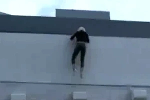 Clip: Màn thoát thân ngoạn mục của người đẹp khỏi cánh phóng viên