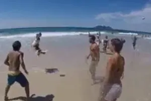 Clip: Chú chó chơi tưng bóng điêu luyện như cầu thủ chuyên nghiệp