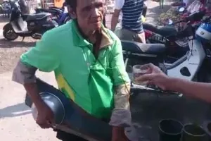 Ông lão mù đánh đàn tự chế cực hay