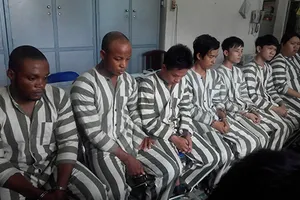 Hai người Nigeria cầm đầu nhóm lừa tiền tỉ qua mạng