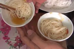 Phát hiện bún chứa hóa chất độc hại bằng nước mắm